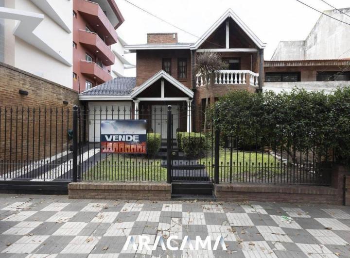 Casa · 220m² · 5 Ambientes · 2 Cocheras