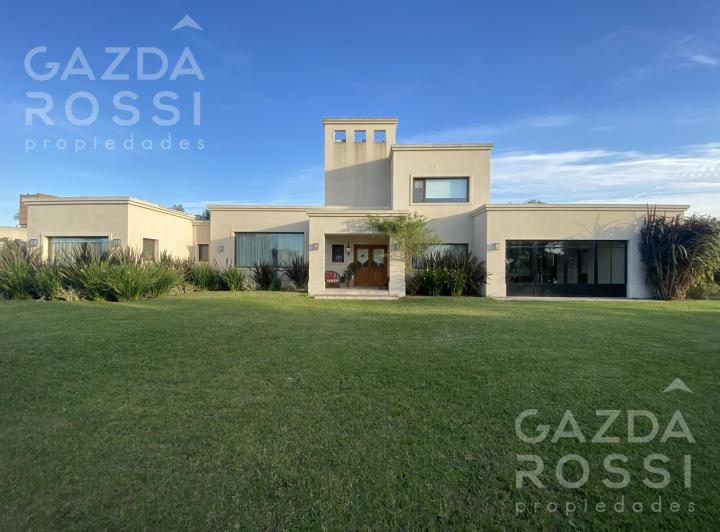 Casa · 226m² · 6 Ambientes · 2 Cocheras