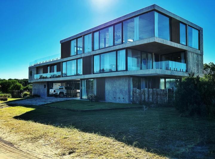 Casa · 454m² · 10 Ambientes · 3 Cocheras