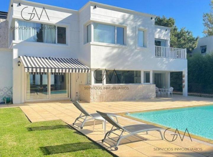 Casa · 274m² · 5 Ambientes · 2 Cocheras