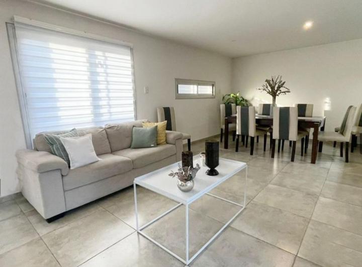 Casa · 140m² · 4 Ambientes · 2 Cocheras