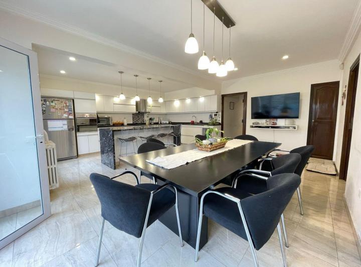 Casa · 336m² · 6 Ambientes · 2 Cocheras