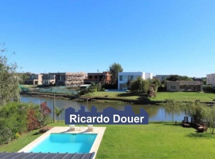 Casa · 182m² · 5 Ambientes · 2 Cocheras