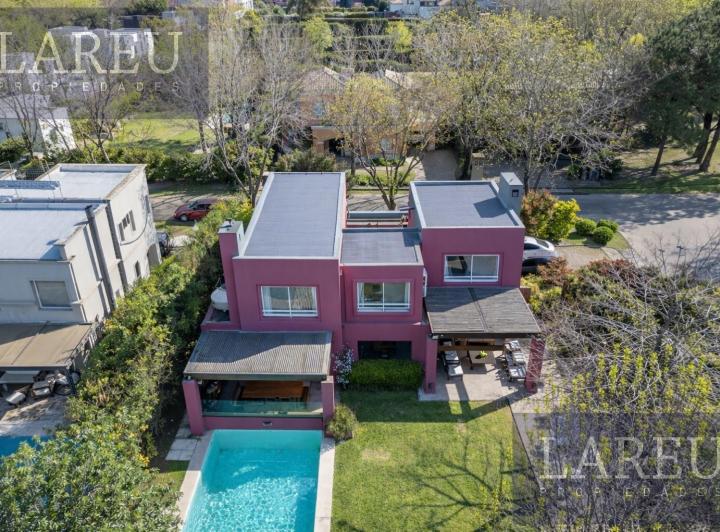 Casa · 230m² · 6 Ambientes