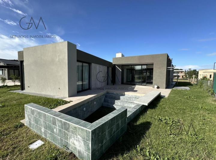 Casa · 217m² · 4 Ambientes · 2 Cocheras