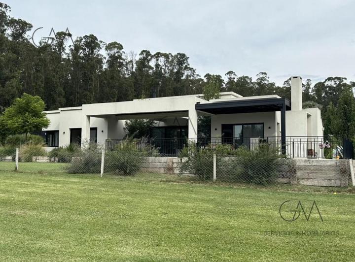 Casa · 210m² · 5 Ambientes · 1 Cochera