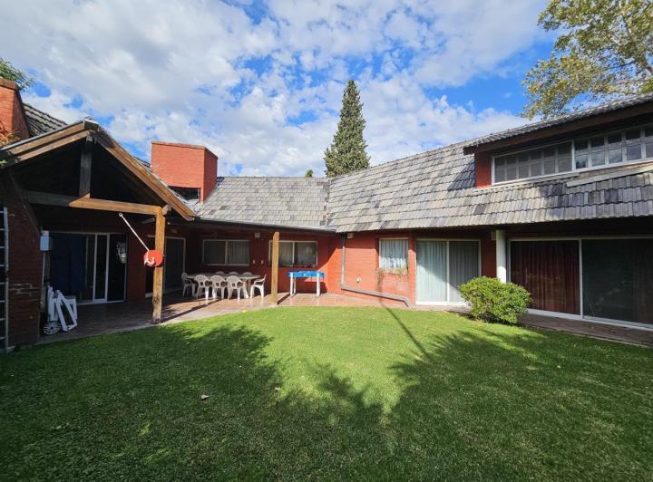 Casa · 181m² · 5 Ambientes · 2 Cocheras