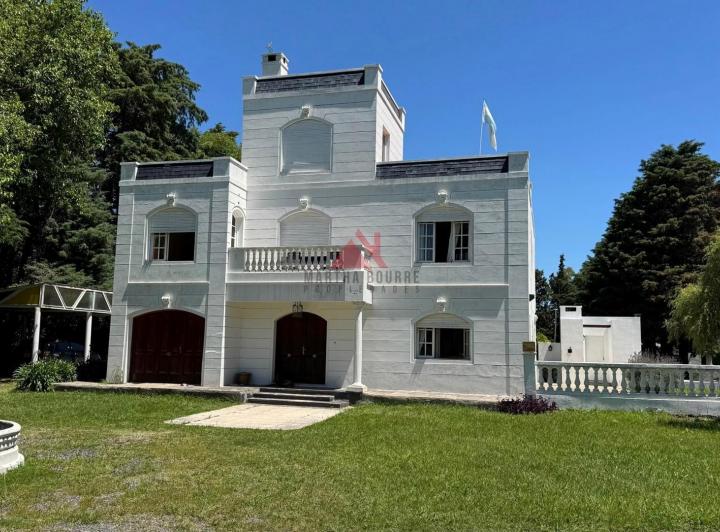 Casa · 275m² · 6 Ambientes · 1 Cochera