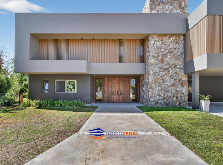 Casa · 466m² · 7 Ambientes · 2 Cocheras