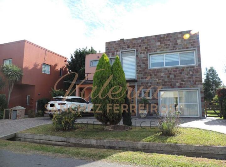 Casa · 270m² · 4 Ambientes · 2 Cocheras