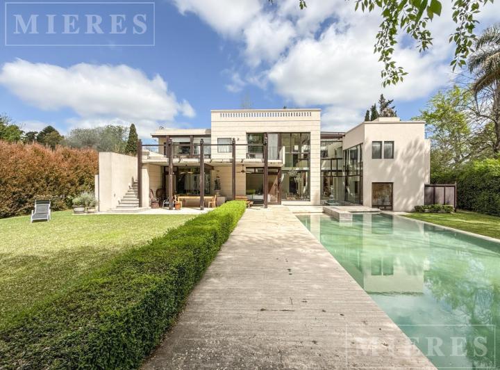 Casa · 583m² · 8 Ambientes · 2 Cocheras