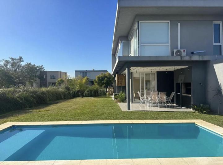 Casa · 215m² · 5 Ambientes · 2 Cocheras