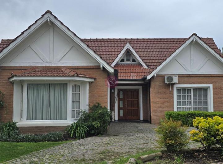 Casa · 260m² · 5 Ambientes · 2 Cocheras