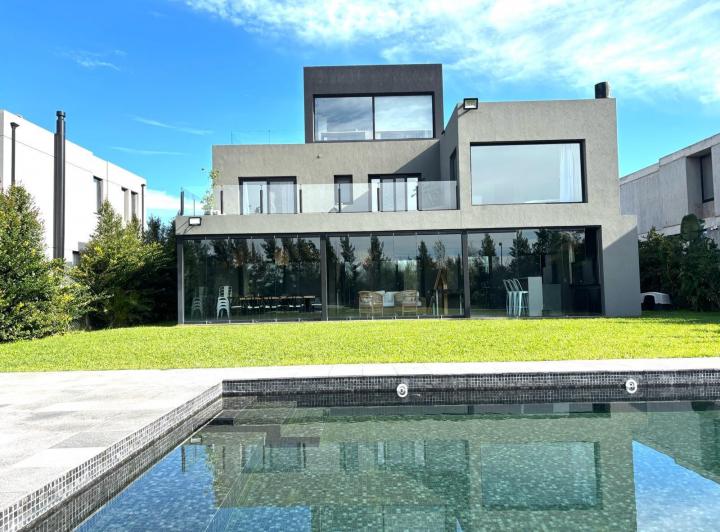 Casa · 314m² · 5 Ambientes · 2 Cocheras