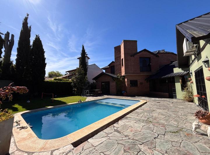 Casa · 390m² · 6 Ambientes · 6 Cocheras