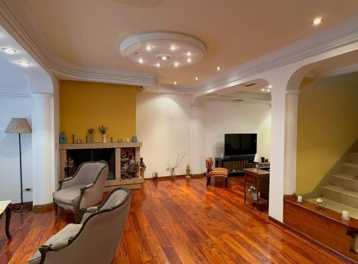 Casa · 200m² · 7 Ambientes · 2 Cocheras