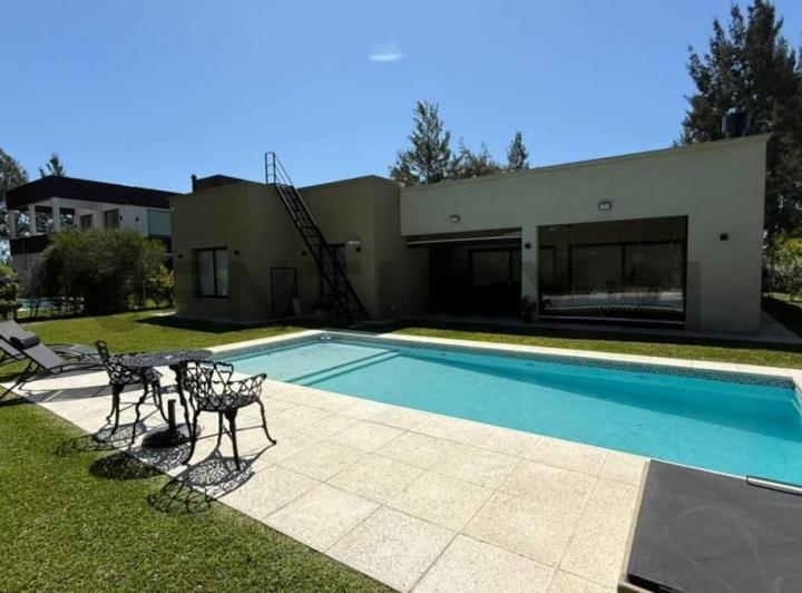 Casa · 213m² · 4 Ambientes · 4 Cocheras