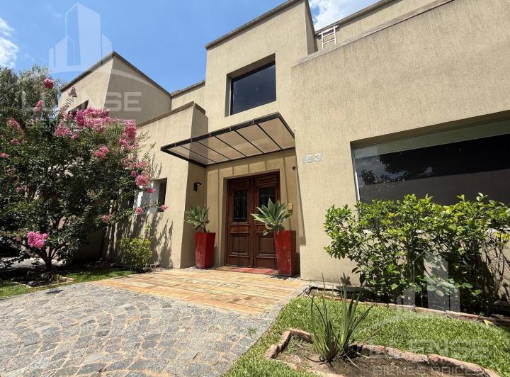 Casa · 335m² · 5 Ambientes · 1 Cochera