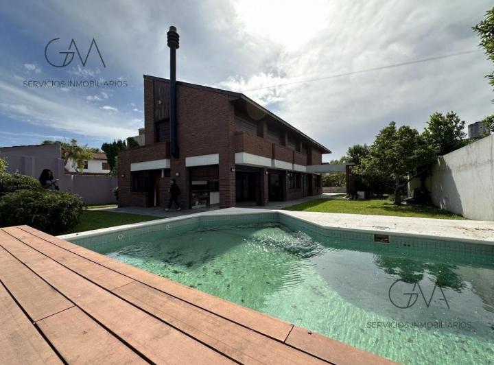 Casa · 425m² · 7 Ambientes · 2 Cocheras