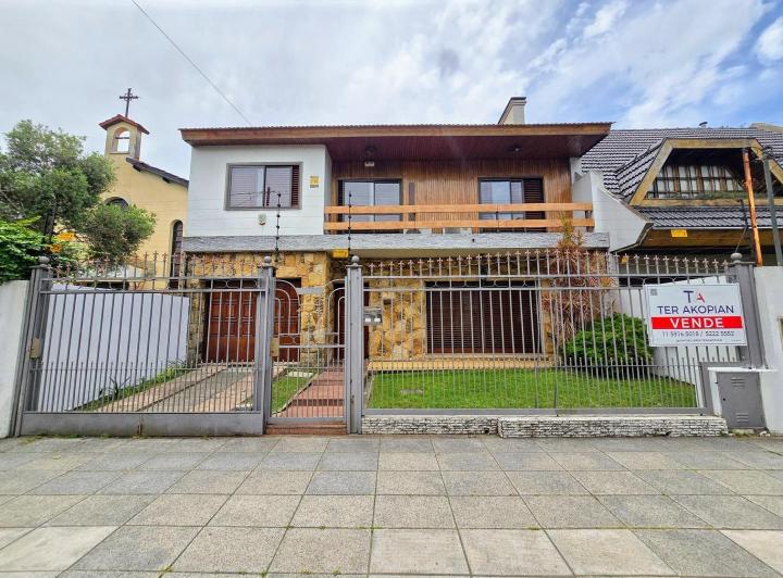 Casa · 272m² · 6 Ambientes · 2 Cocheras