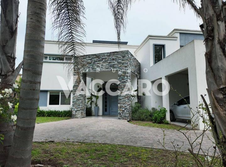 Casa · 236m² · 4 Ambientes · 2 Cocheras