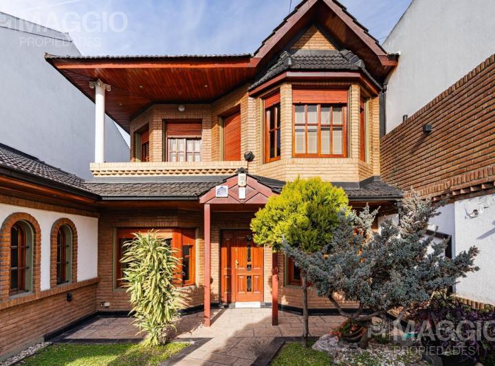 Casa · 238m² · 5 Ambientes · 4 Cocheras