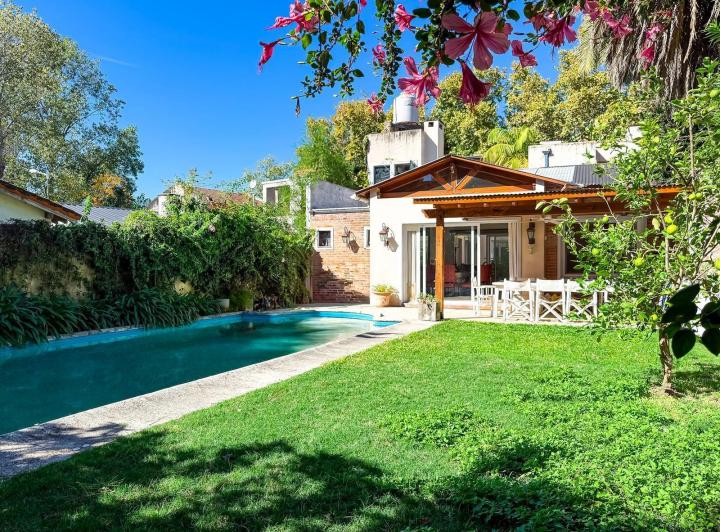 Casa · 237m² · 6 Ambientes · 1 Cochera