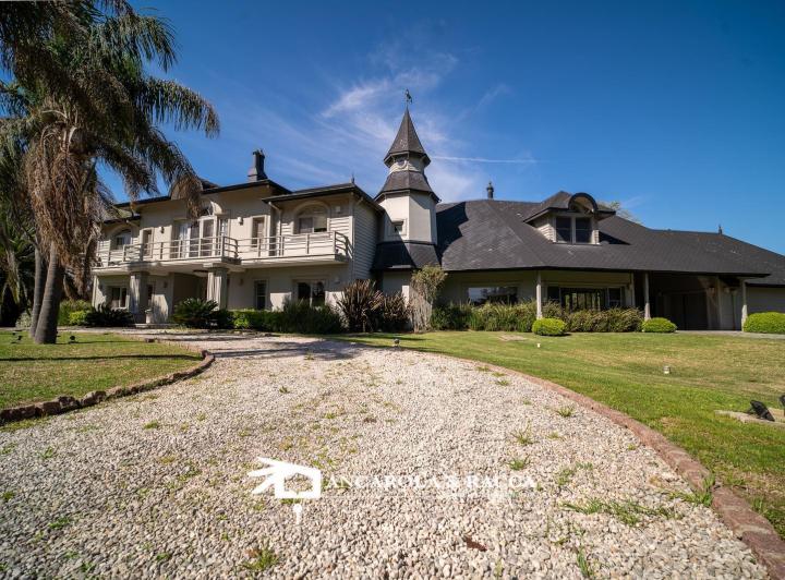Casa · 925m² · 4 Cocheras