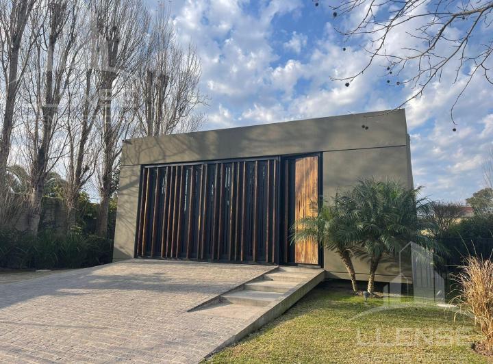 Casa · 250m² · 5 Ambientes · 2 Cocheras