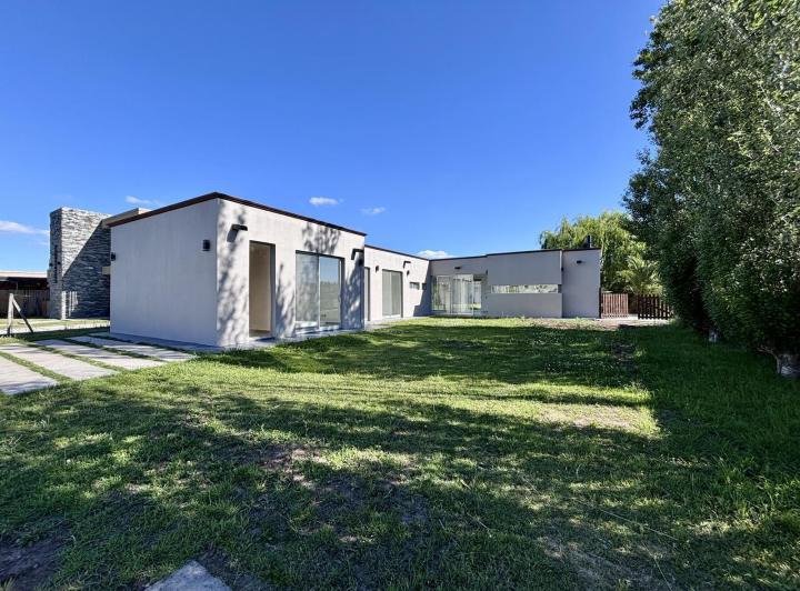 Casa · 185m² · 4 Ambientes · 2 Cocheras