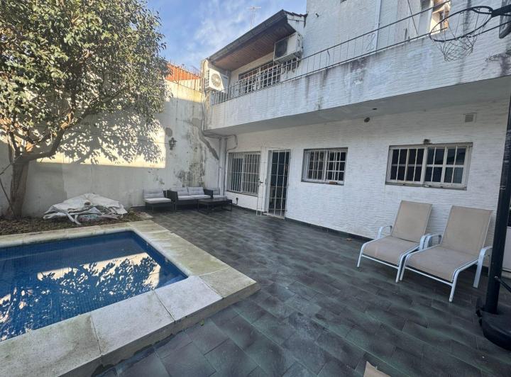 Casa · 290m² · 3 Dormitorios · 2 Cocheras