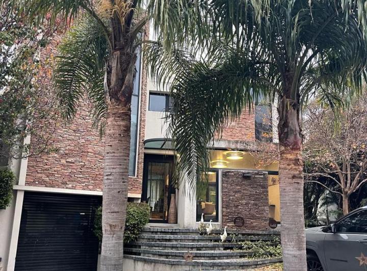 Casa · 500m² · 7 Ambientes · 4 Cocheras