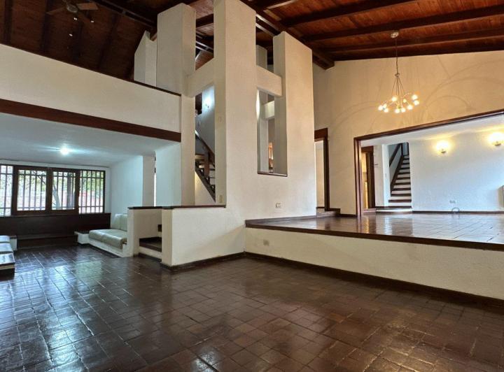 Casa · 500m² · 16 Ambientes · 2 Cocheras