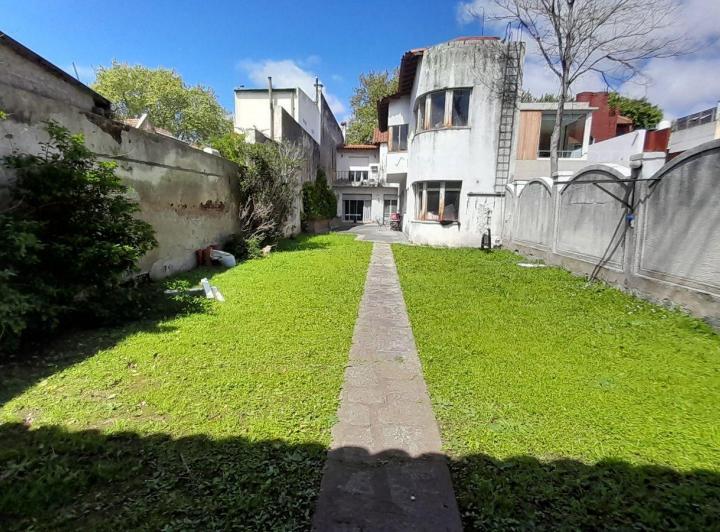 Casa · 240m² · 7 Ambientes · 1 Cochera