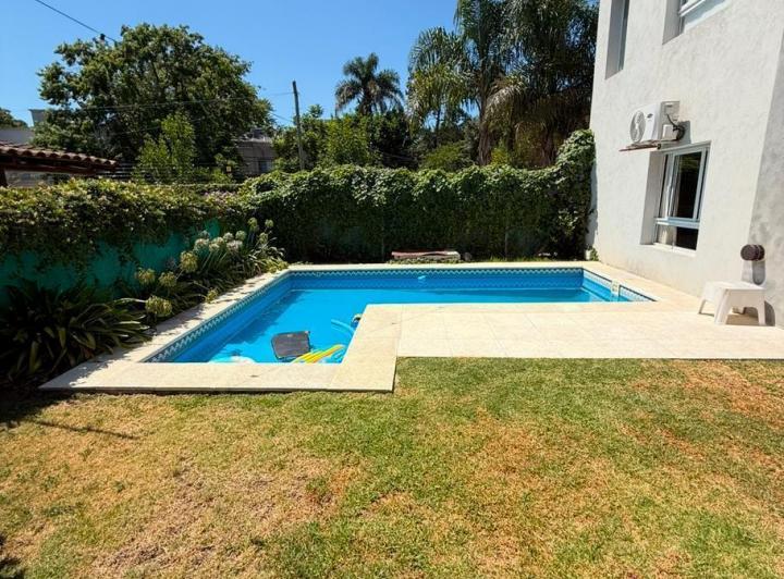 Casa · 200m² · 5 Ambientes · 3 Cocheras