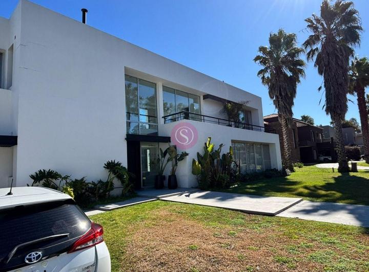Casa · 292m² · 4 Ambientes · 1 Cochera