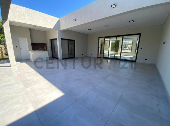 Casa · 214m² · 4 Dormitorios · 4 Cocheras