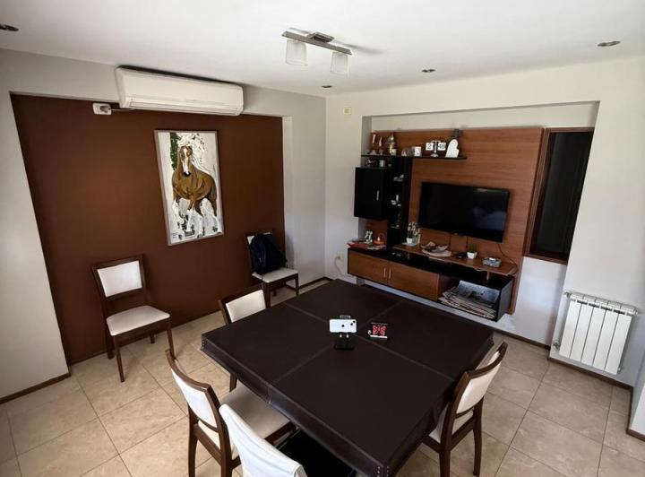 Casa · 216m² · 6 Ambientes · 2 Cocheras