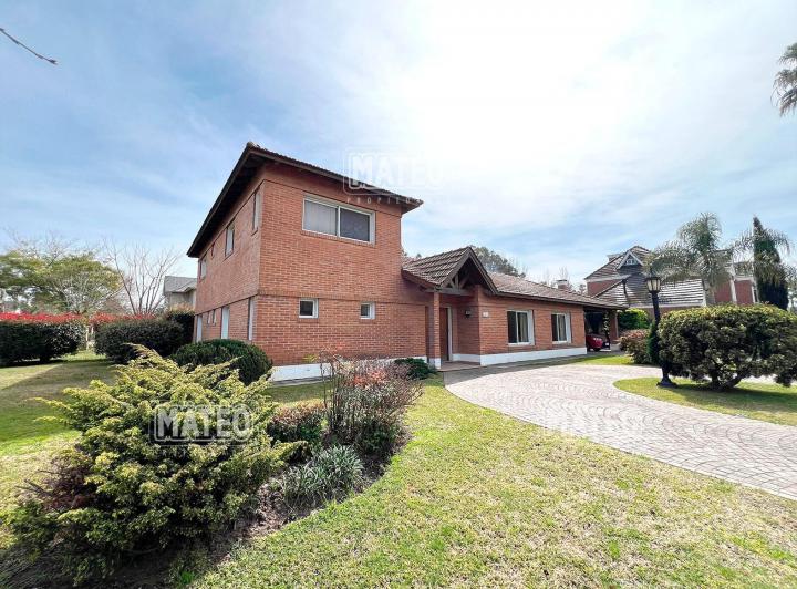 Casa · 260m² · 6 Ambientes · 2 Cocheras