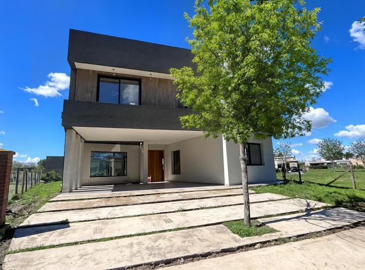 Casa · 55m² · 5 Ambientes · 2 Cocheras