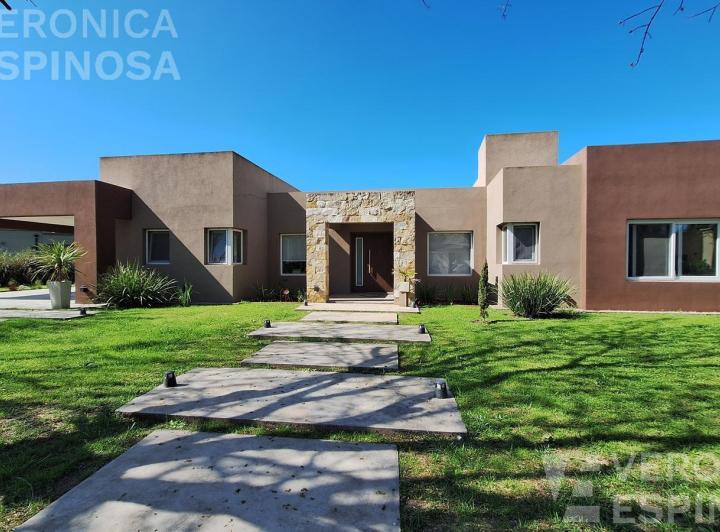 Casa · 150m² · 3 Ambientes · 4 Cocheras