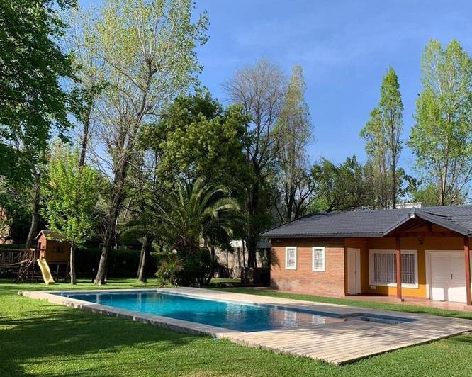 Casa · 550m² · 5 Ambientes · 10 Cocheras