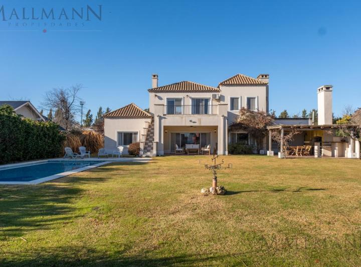 Casa · 220m² · 6 Ambientes · 1 Cochera
