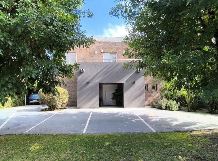Casa · 196m² · 4 Ambientes · 5 Cocheras