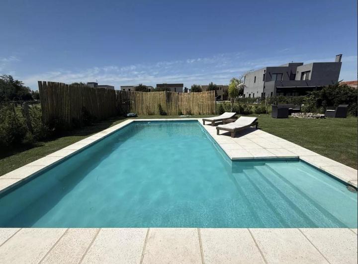 Casa · 200m² · 5 Ambientes · 2 Cocheras