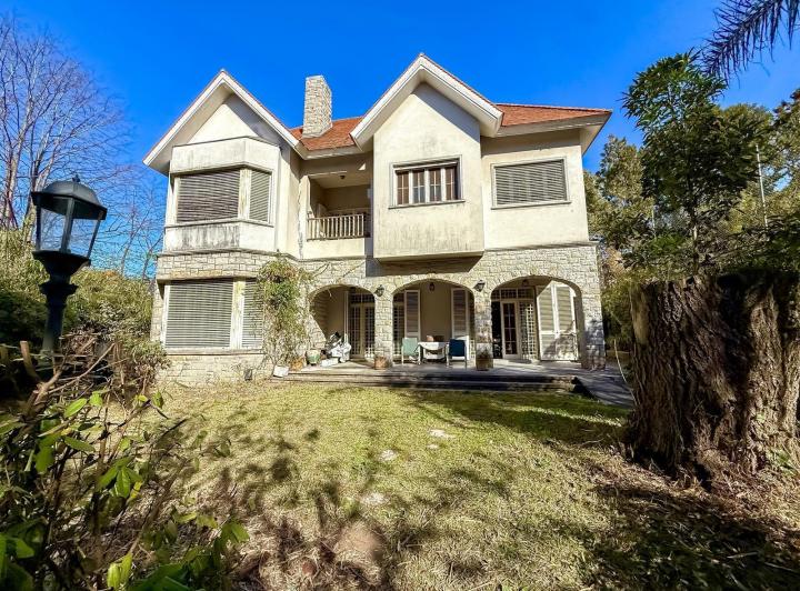 Casa · 485m² · 6 Ambientes · 1 Cochera