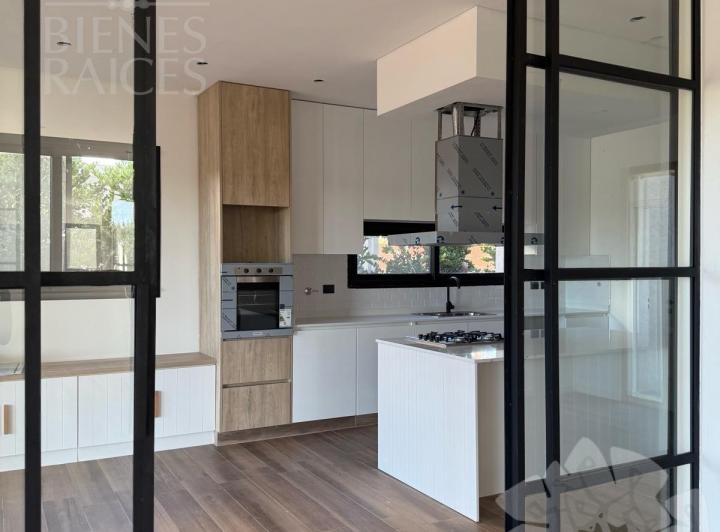 Casa · 290m² · 6 Ambientes · 3 Cocheras