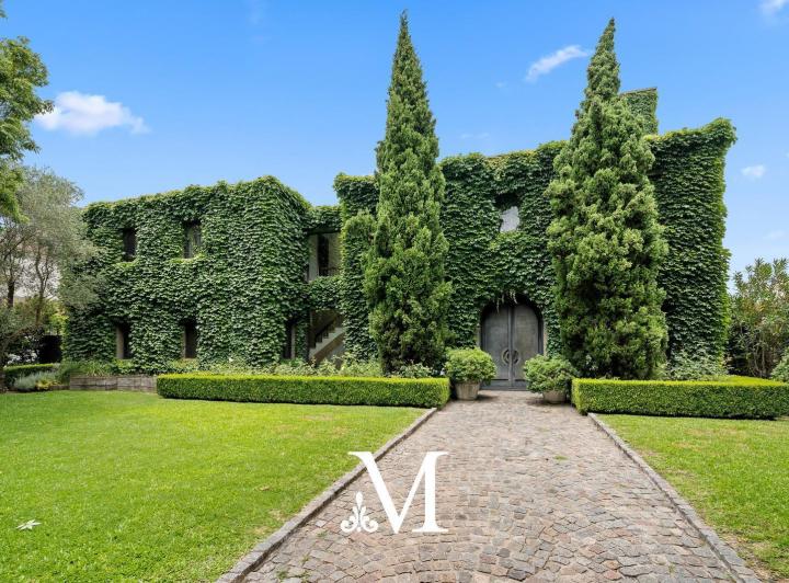 Casa · 1500m² · 7 Ambientes · 2 Cocheras