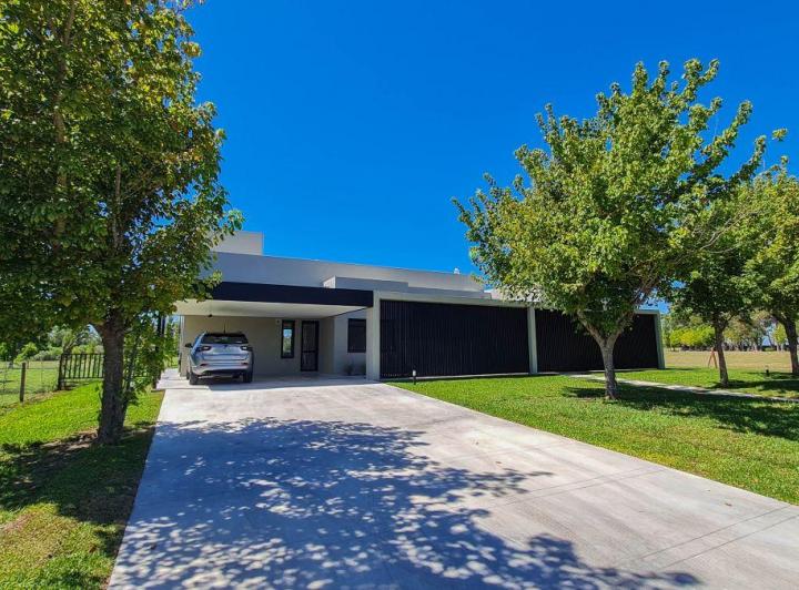 Casa · 380m² · 5 Ambientes · 2 Cocheras
