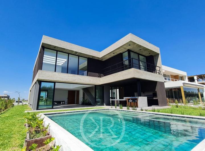 Casa · 285m² · 6 Ambientes · 1 Cochera